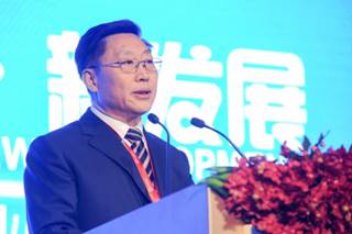 5中国机床工具工业协会常务副理事长兼秘书长陈惠仁主持论坛_副本.jpg